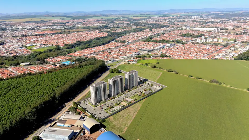 Foto aérea de Mogi Guaçu com inserção ilustrativa das torres do Portal Vila das Tulipas no bairro Cachoeirinha